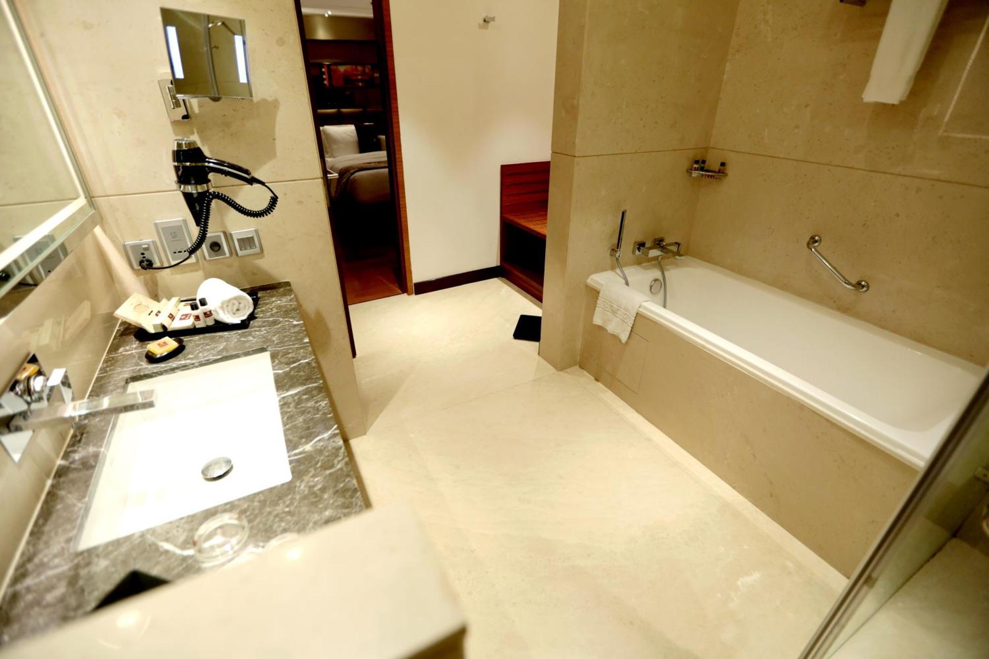 Hotel Madin Varanasi Exteriör bild